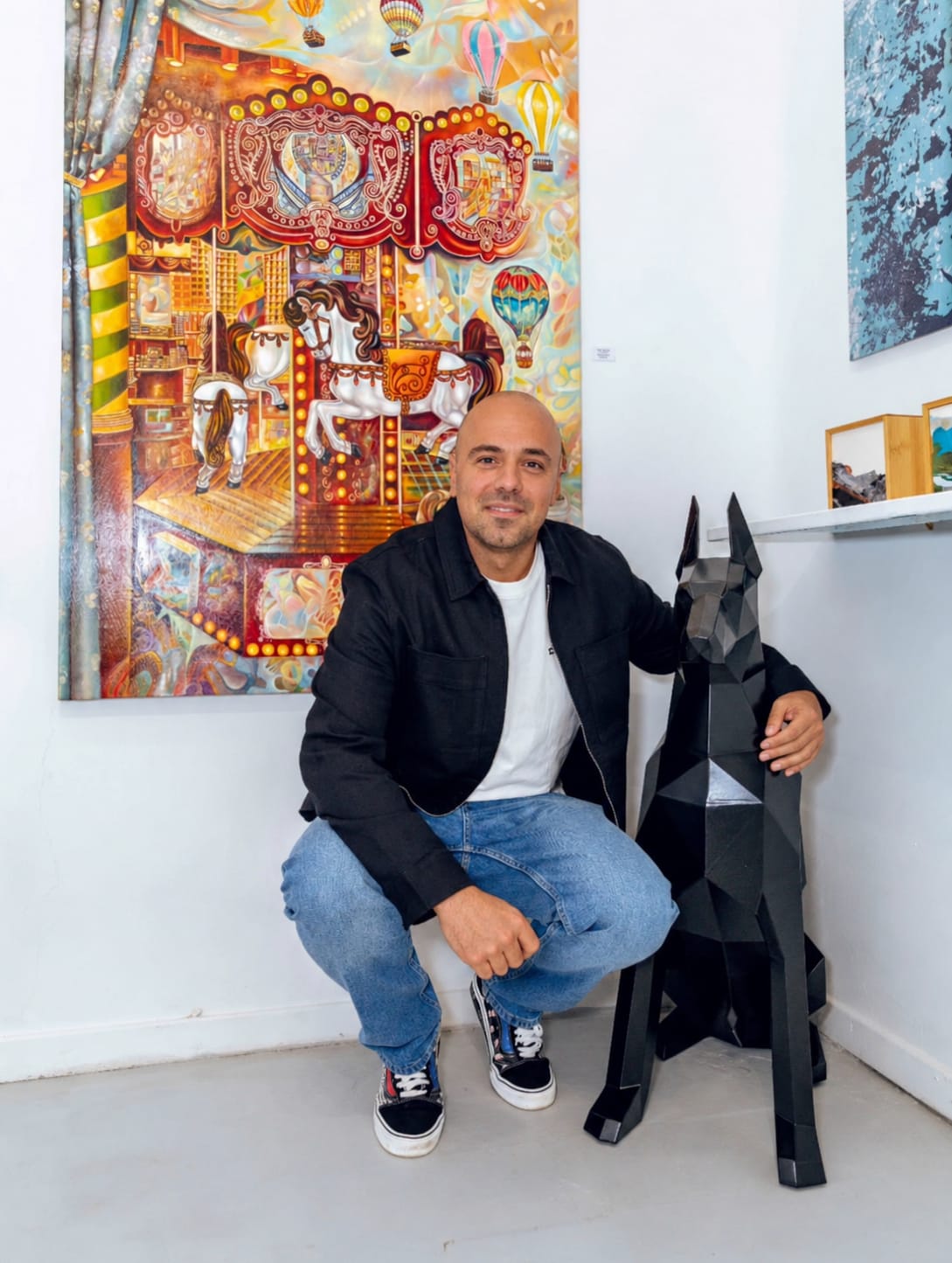 Toni Torres junto a su escultura de acero Doberman
